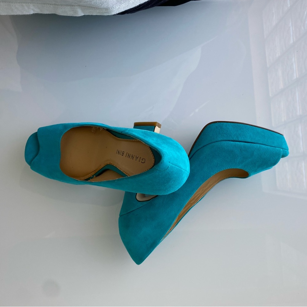Platforms heels in teal